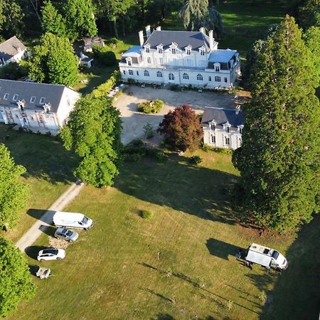 Emplacement Bucolique De Camping Dans Le Parc Du Chateau - Attention Tente Et Materiels Non Fournis Et Sans Possibilite De Faire Courir Une Rallonge Pour Se Raccorder A L'Electricite Brain-sur-Allonnes ภายนอก รูปภาพ